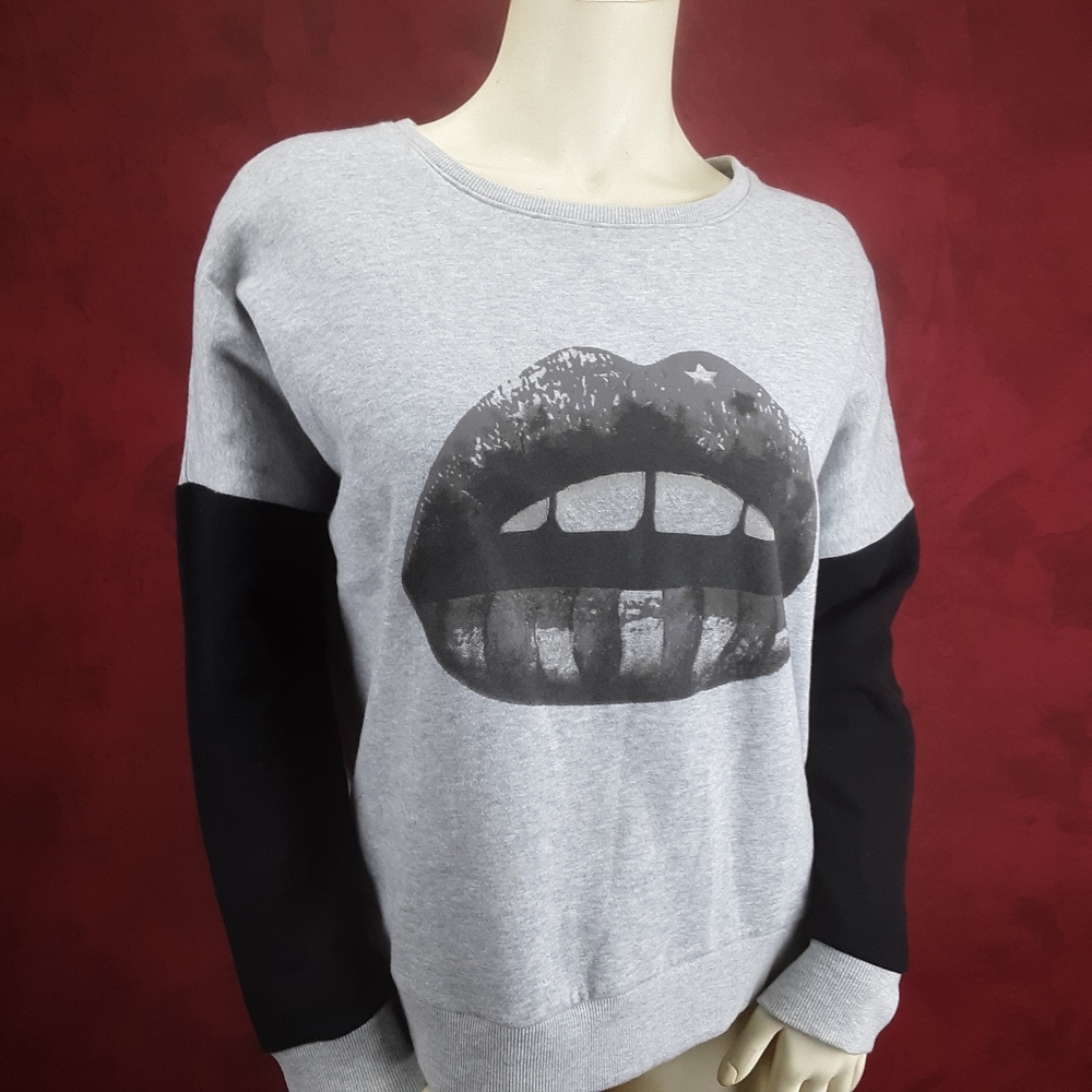 Donated-Stars and striped lips sweatshirt